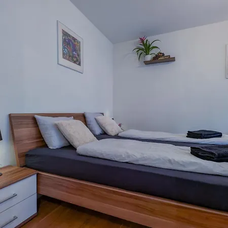 Relaxing Balcony 10min To Main Station In Old Town Apartment