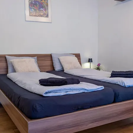 Relaxing Balcony 10min To Main Station In Old Town Apartment *